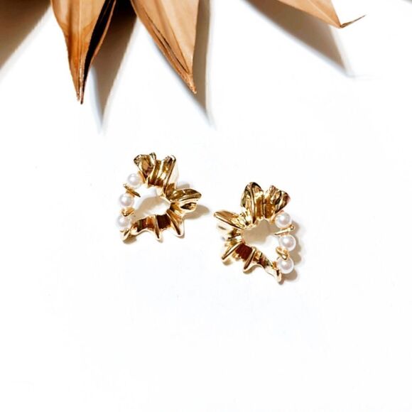 Vintage pearl stud earrings S524 - Picture 1 of 4